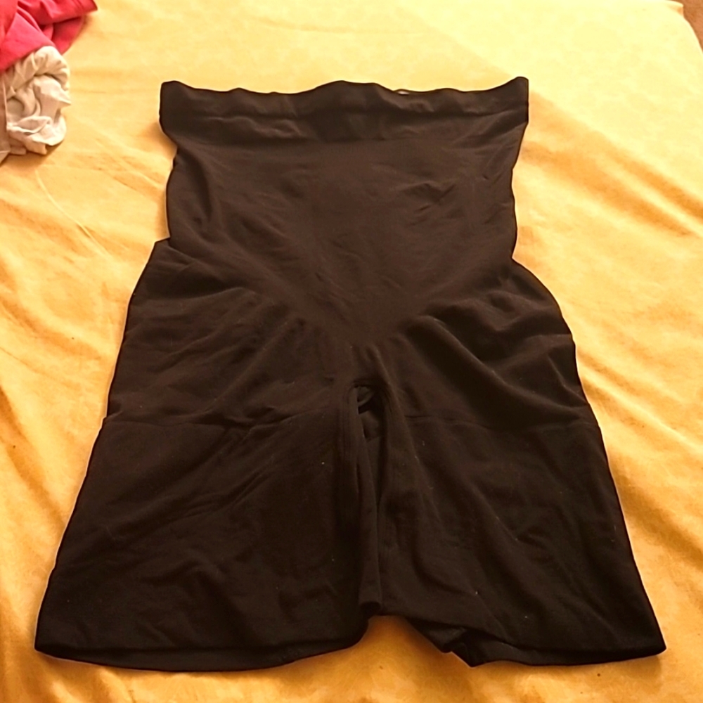 Spanx, 3x, high waisted with roll down prevention, high waisted Spanx shorts,blk